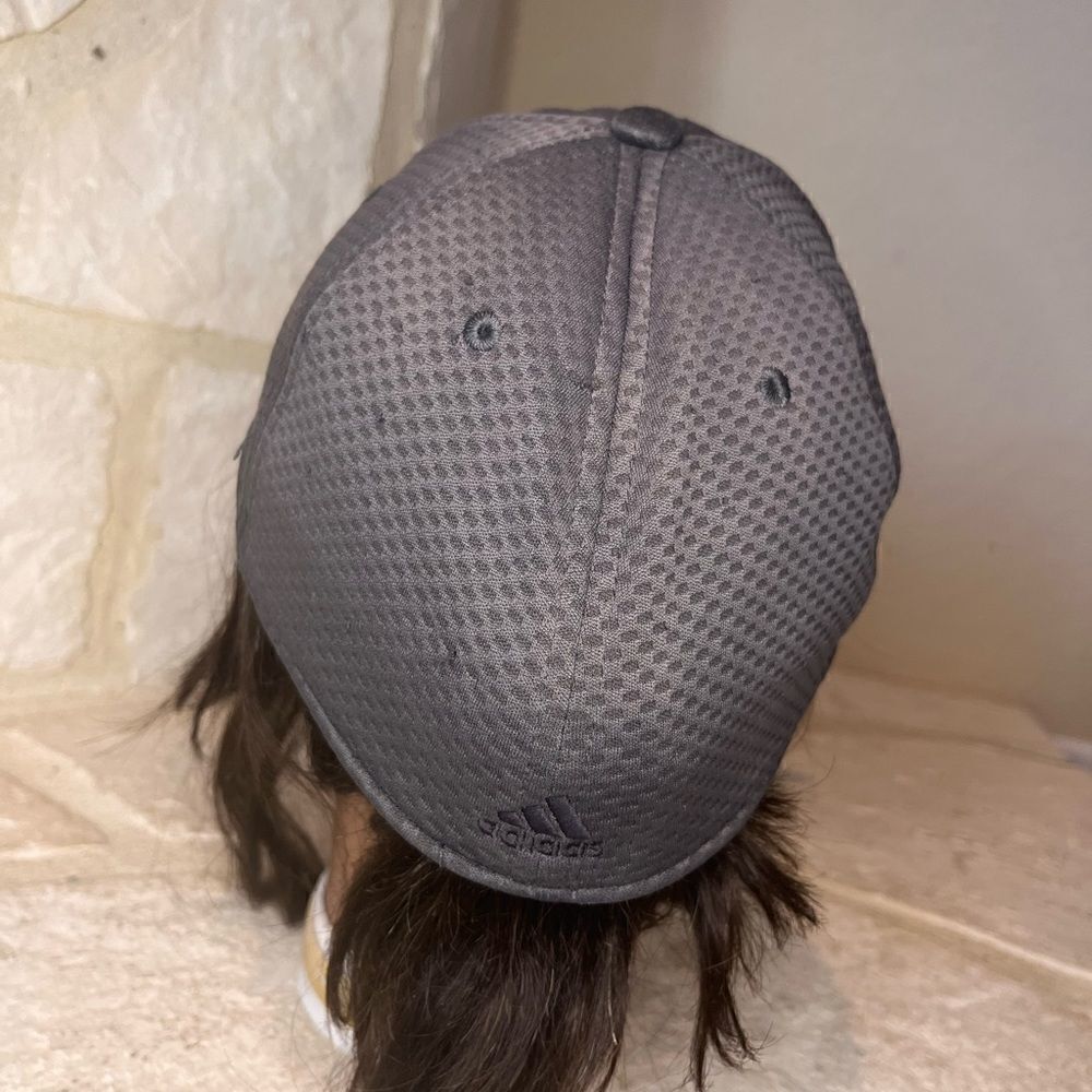 Adidas dark grey and pink fitted baseball cap - Picture 4 of 5